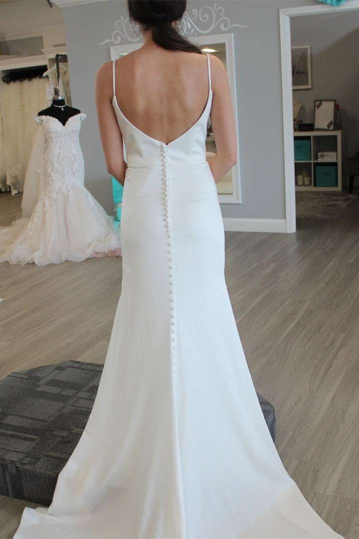 Vestido de novia largo con tirantes finos, cuello vuelto, espalda descubierta, abertura y cola